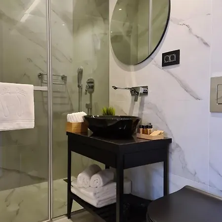 Гостьовий будинок The Location 4*